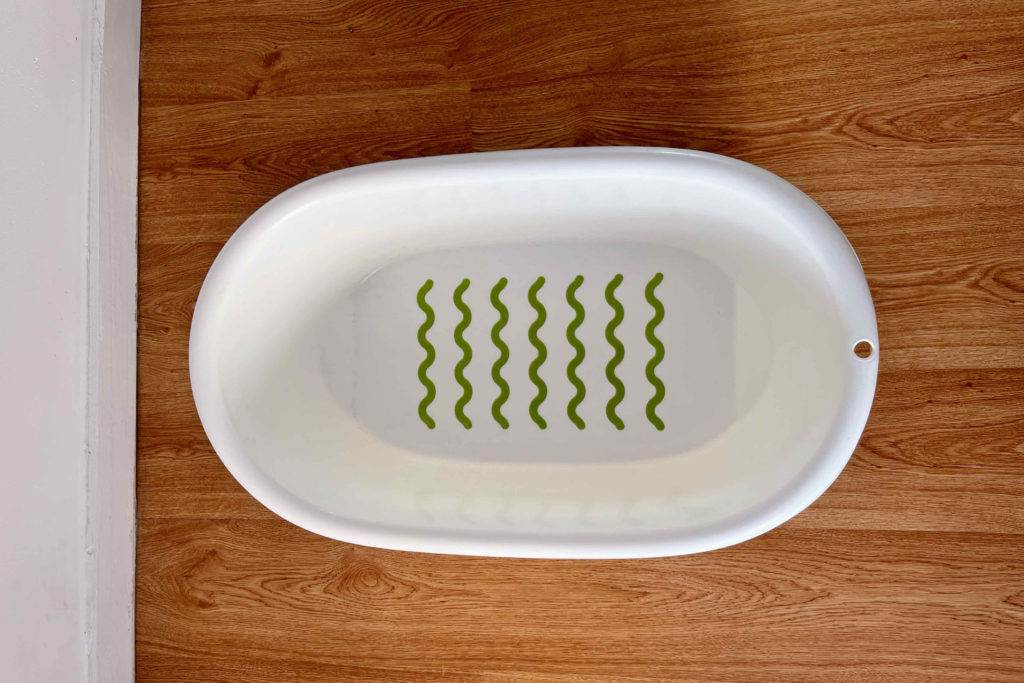Getestete Babybadewanne mit einer rutschfesten Oberfläche. 