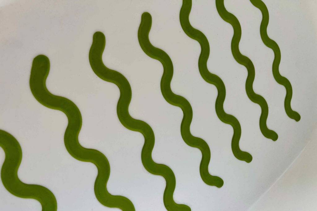Rutschfeste Oberfläche von einer getesteten Babybadewanne. 