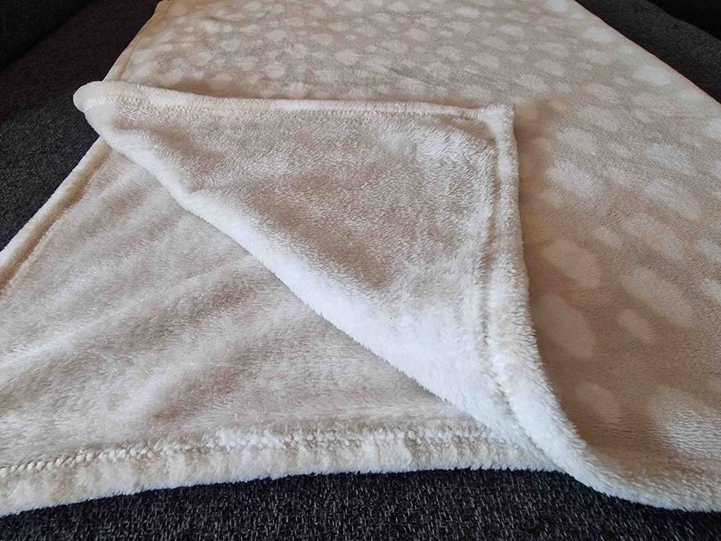 Getestet: Nahansicht einer umgeschlagenen Babydecke mit Blick auf das weiche Material.