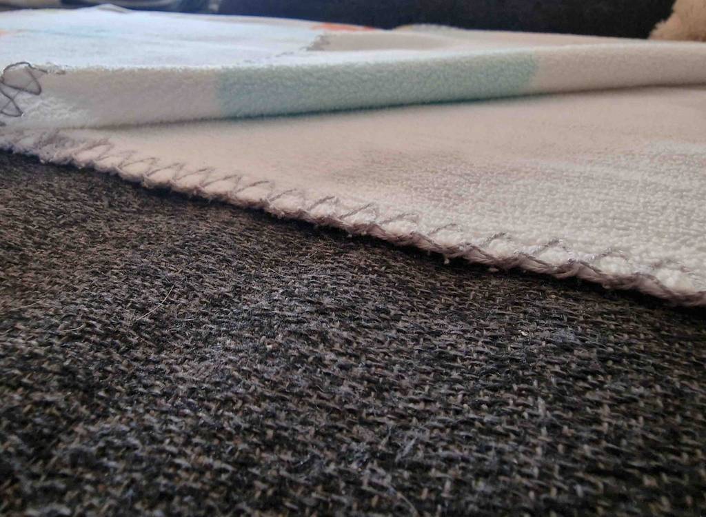 Detailansicht der Naht einer getesteten Babydecke.