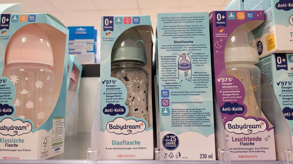 Babyflasche aus Glas-Test: Mehrere Flaschen stehen in ihrer Originalverpackung in einem Regal, eine davon mit der Rückseite nach vorn.