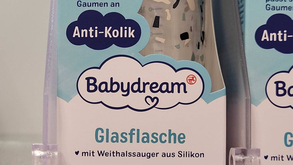 Auf der Kartonverpackung einer getesteten Babyflasche aus Glas stehen Informationen zum Produkt.