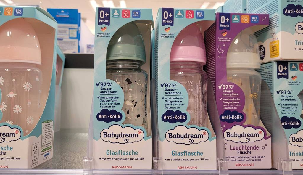 Babyflasche aus Glas im Test: mehrere verpackte Flaschen stehen nebeneinander.