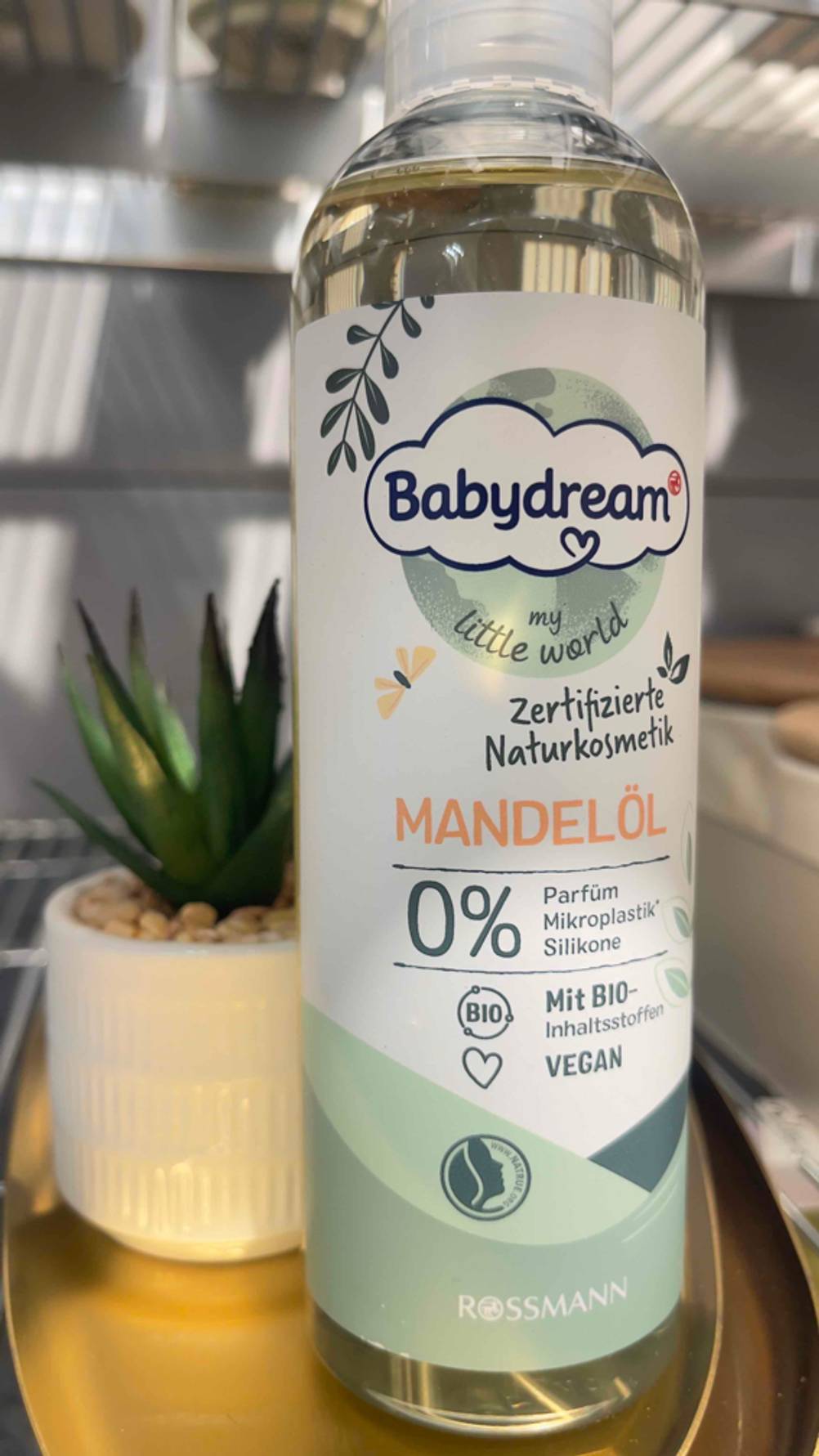 Auf einer Flasche getestetes Mandelöl für das Baby stehen Informationen zum Inhalt.