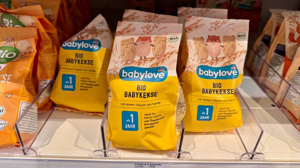 Mehrere Packungen der Babykekse im Test in einem Verkaufsregal.