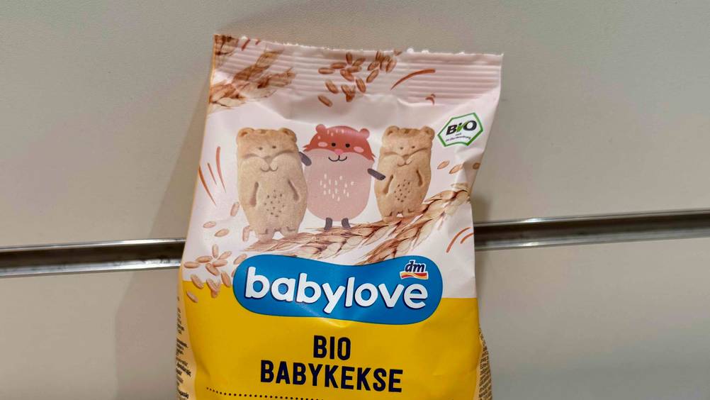 Babykekse getestet: Nahaufnahme der Verpackung mit Logo und Artikelbezeichnung.