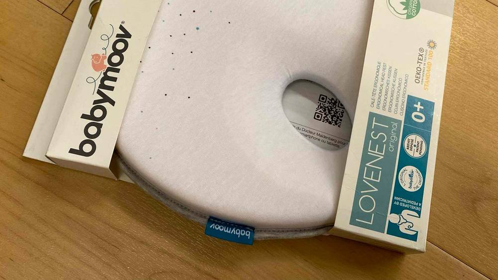 Babykopfkissen getestet: Nahaufnahme des Kissens in der Originalverpackung mit Label.