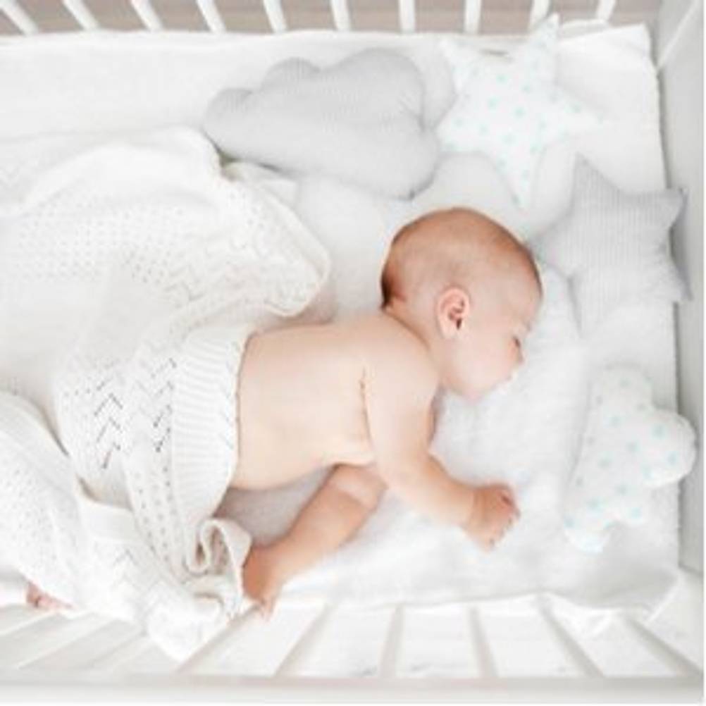 baby im babybett