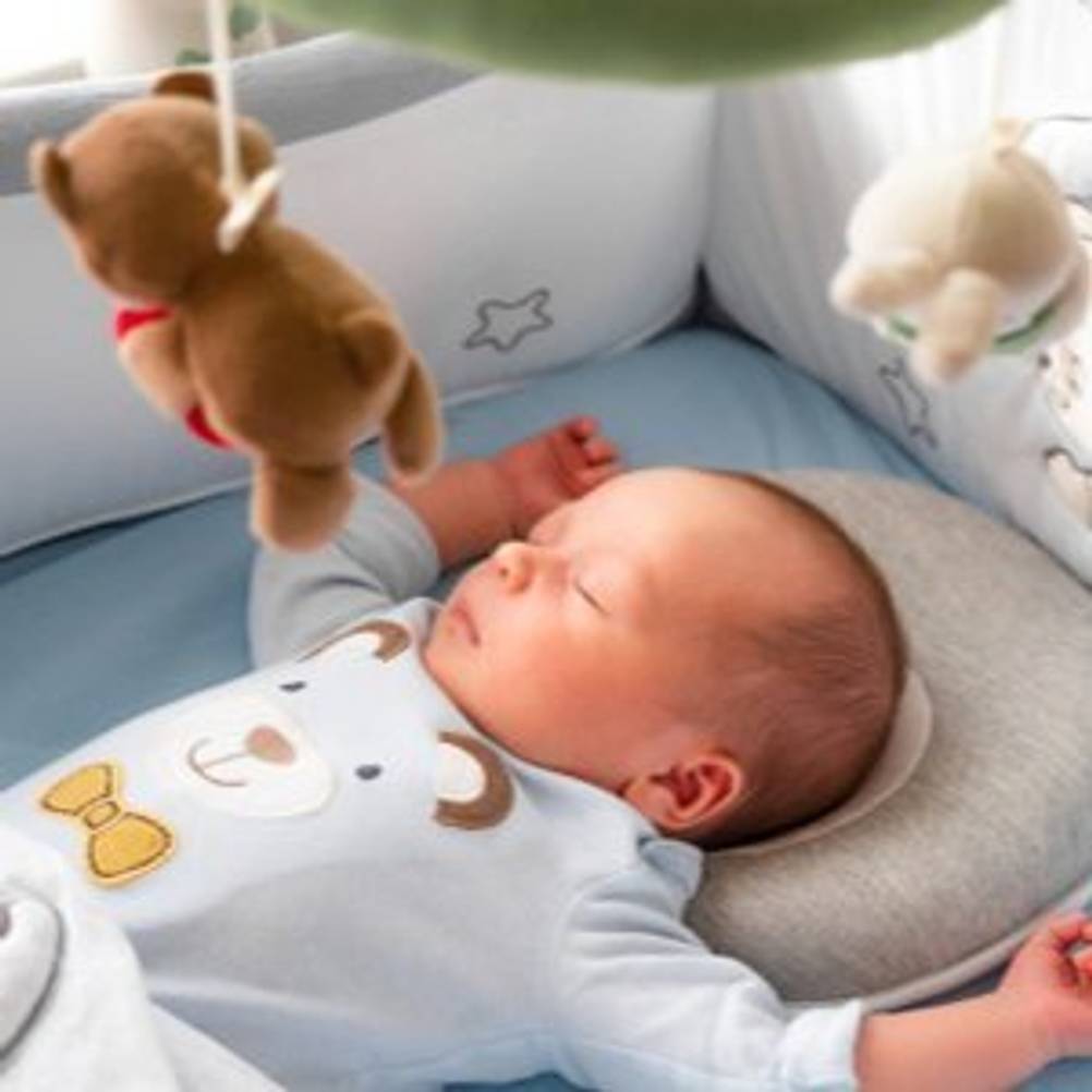 baby mit babykopfkissen