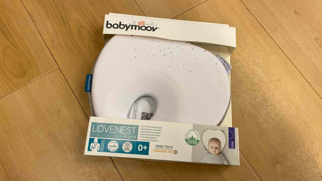 Auf dem Boden befindet sich ein getestetes Babykopfkissen.