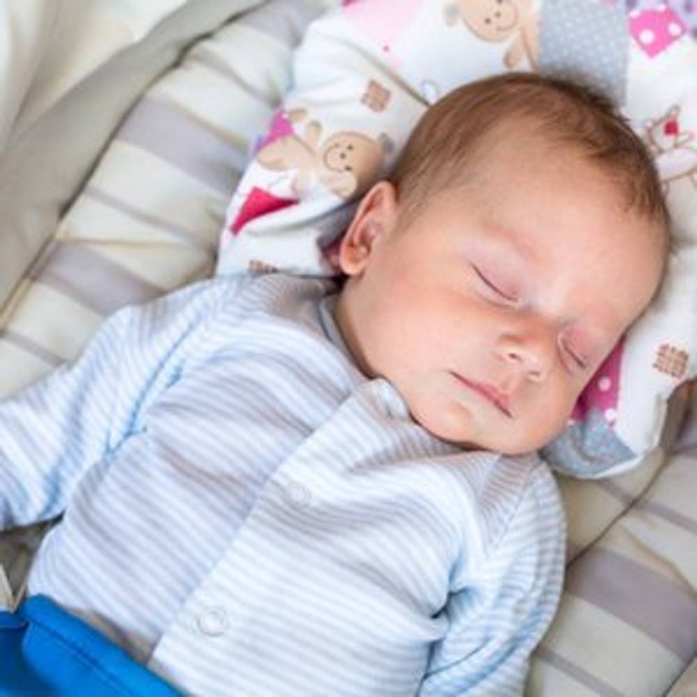 baby schlaeft im bett