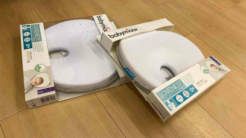 Zwei getestete Babykopfkissen liegen auf dem Boden. 