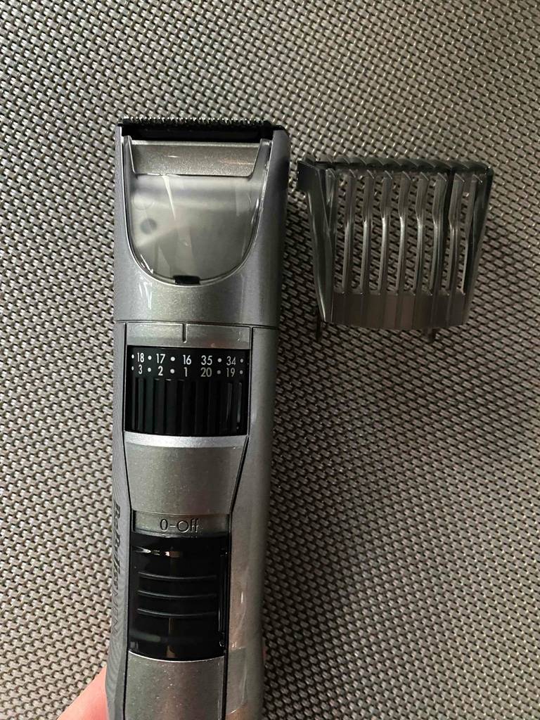 Ein Aufsatz liegt neben dem getesteten Babyliss-Barttrimmer.