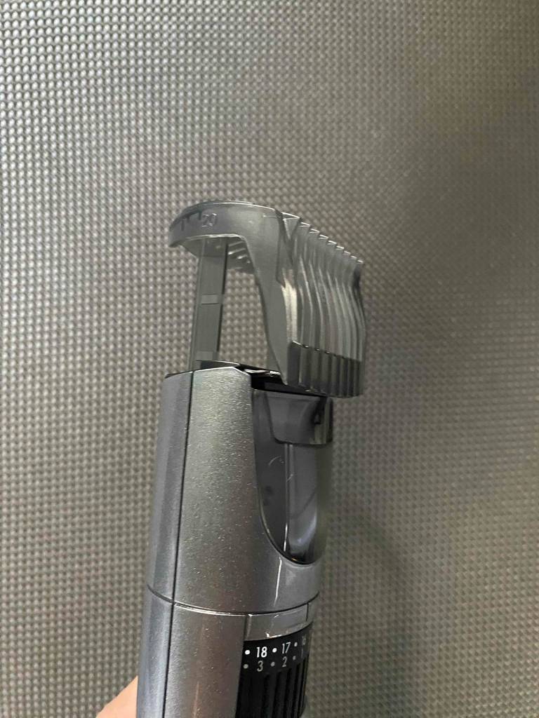 Babyliss-Barttrimmer getestet: Detailansicht mit Aufsatz von der Seite.