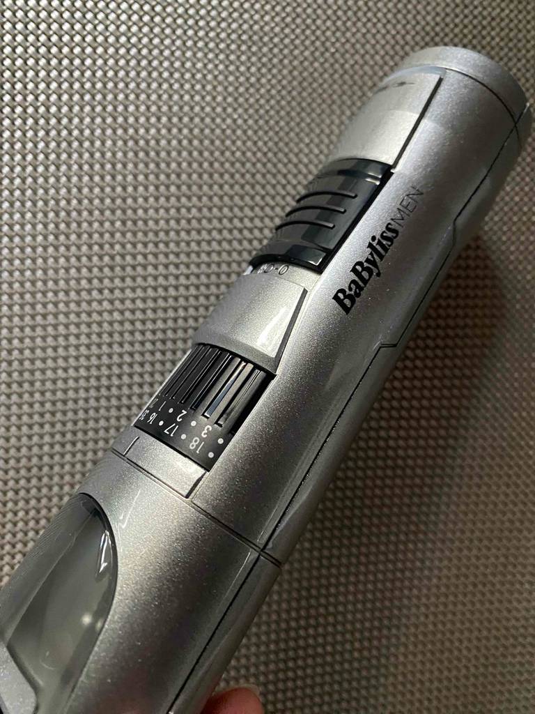 Auf der Seite eines getesteten Babyliss-Barttrimmers ist der Markenname eingedruckt.