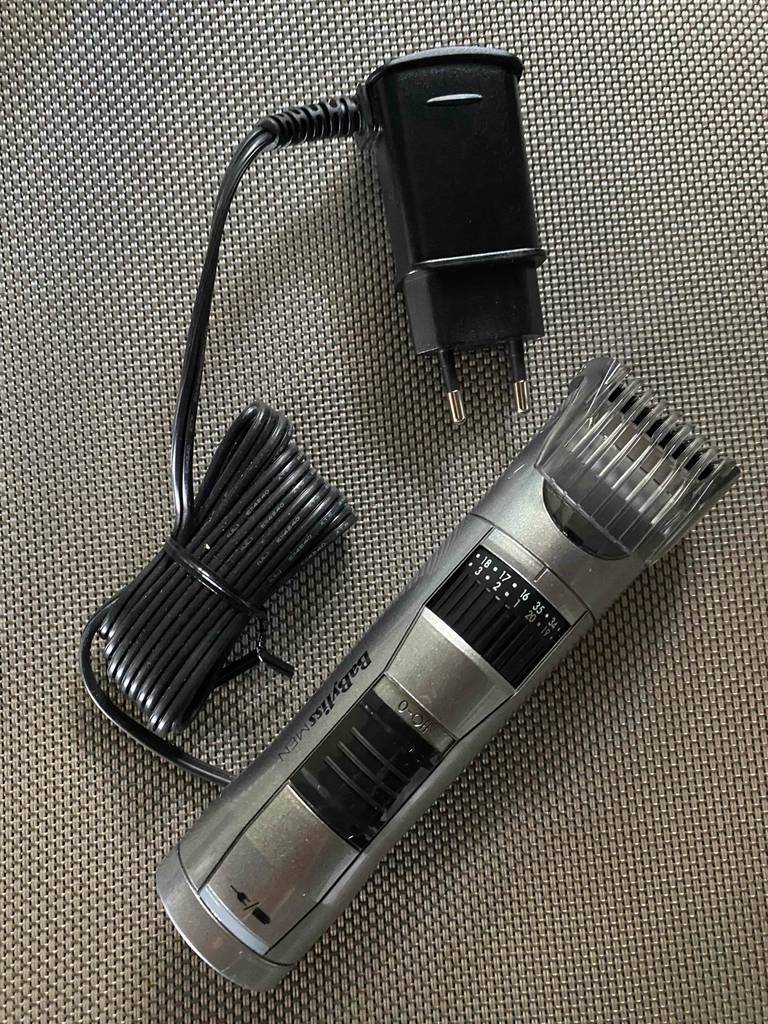 Blick von oben auf einen getesteten Babyliss-Barttrimmer mit Netzteil.