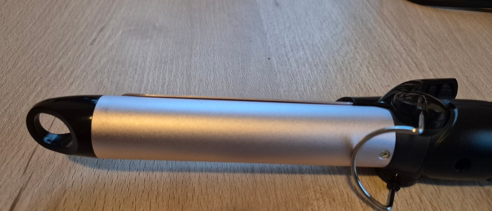 Die Spitze des Babyliss Bouncy Curls hat eine Öse zum Aufhängen.