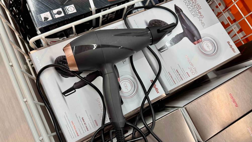 Auf der Originalverpackung liegt der BaByliss-Haartrockner im Test.