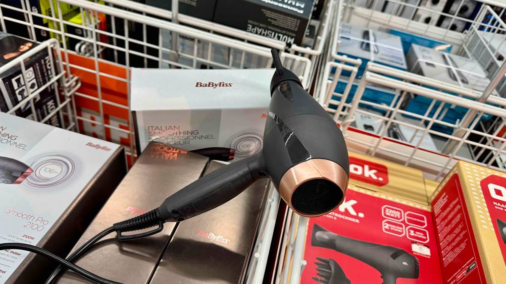 Der getestete BaByliss-Haartrockner von hinten auf Kartonagen liegend.