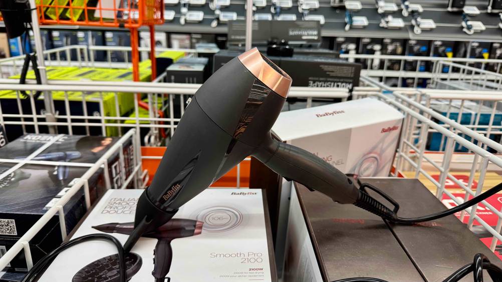 Ein BaByliss-Haartrockner im Test steht auf der Originalverpackung.
