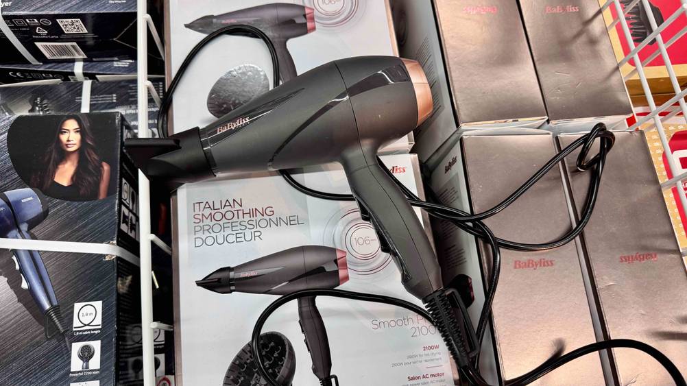 Der getestete BaByliss-Haartrockner auf der Originalverpackung liegend.