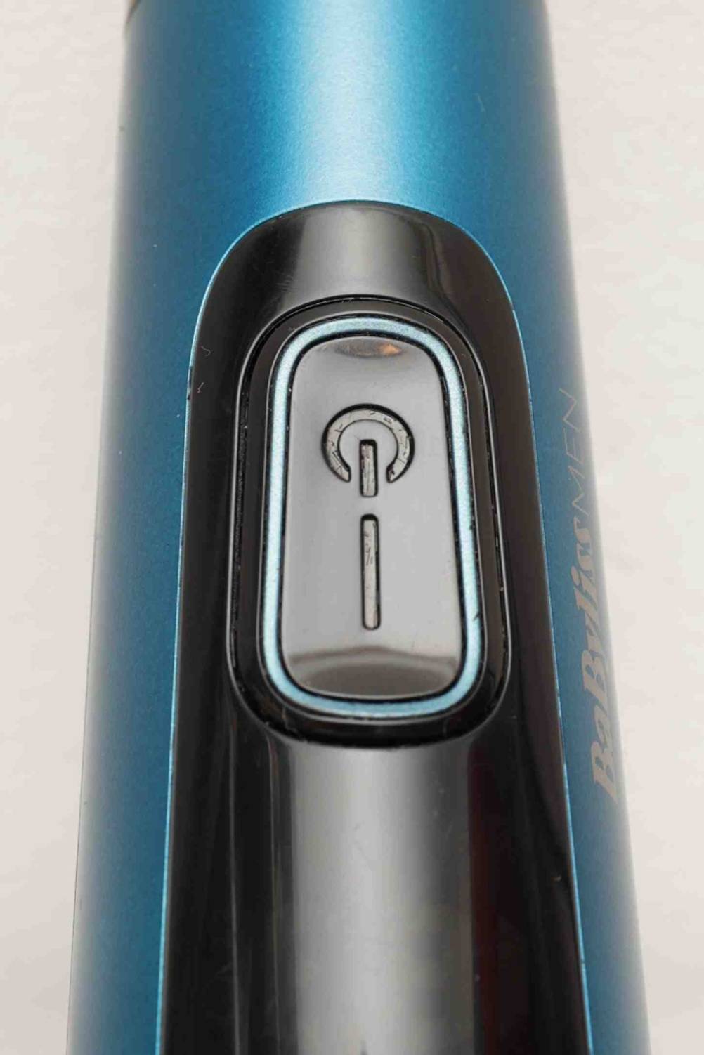 Langhaarschneider im Test: Detailansicht des Powerknopfes.