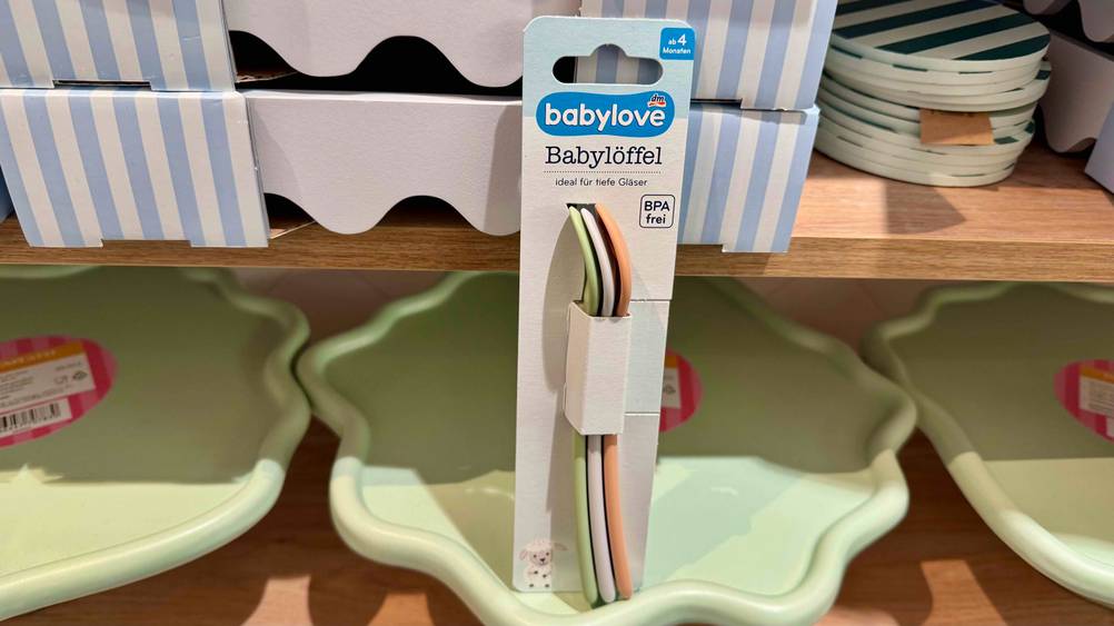 Die getesteten Babylöffel lehnen an einem Regalbrett.
