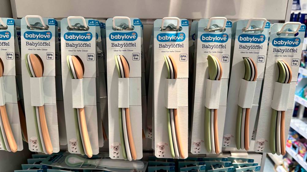 Mehrere Packungen der Babylöffel im Test in einem Verkaufsregal hängend.