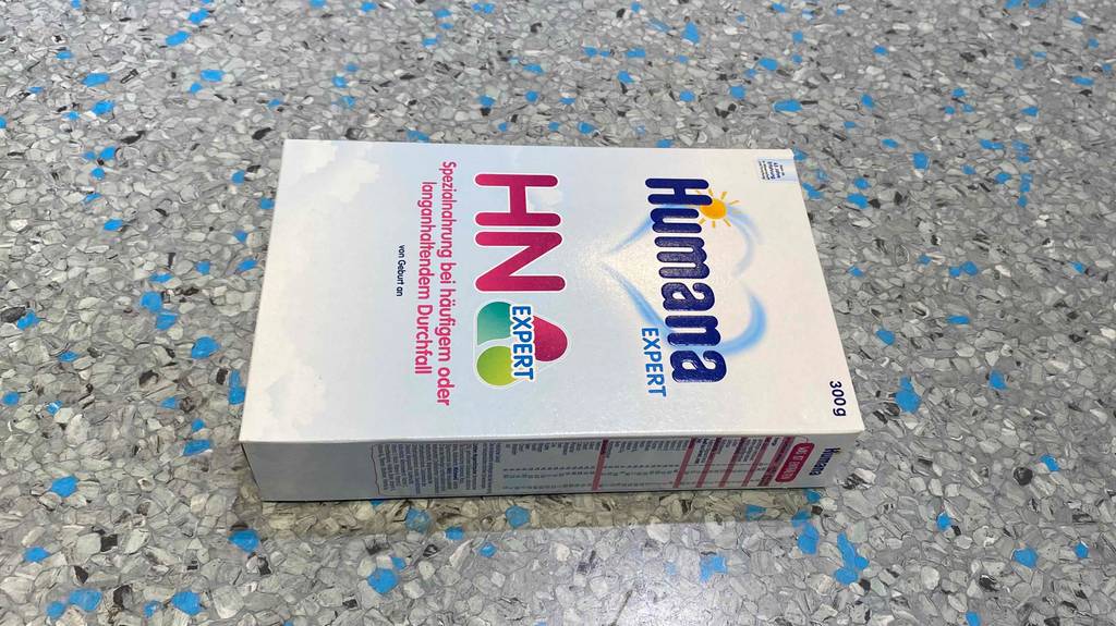 Eine Packung getestete Babynahrung befindet sich auf dem Boden. 