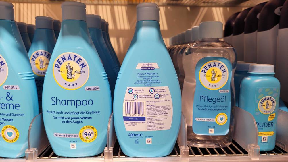 Babypflegeprodukte getestet: Eine Flasche mit der Rückseite nach vorne steht in einem Verkaufsregal neben anderen Produkten.