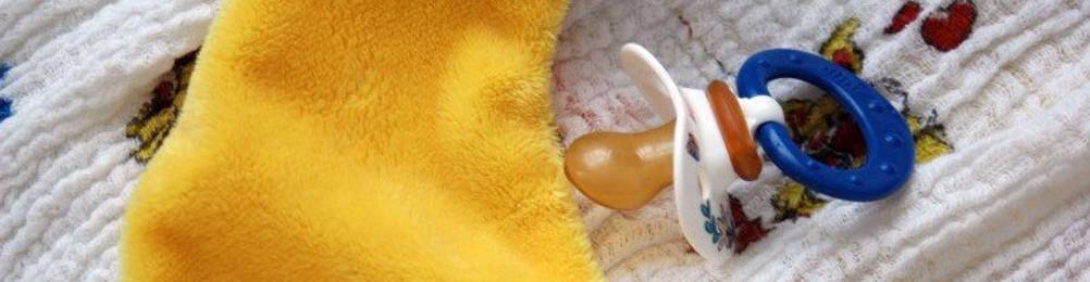 Schnuller auf einem Babybett