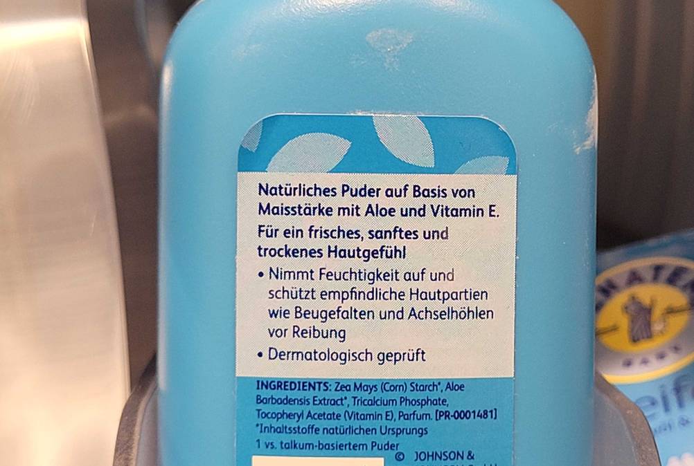 Babypuder getestet: Nahaufnahme der Informationen auf der Rückseite der Verpackung.