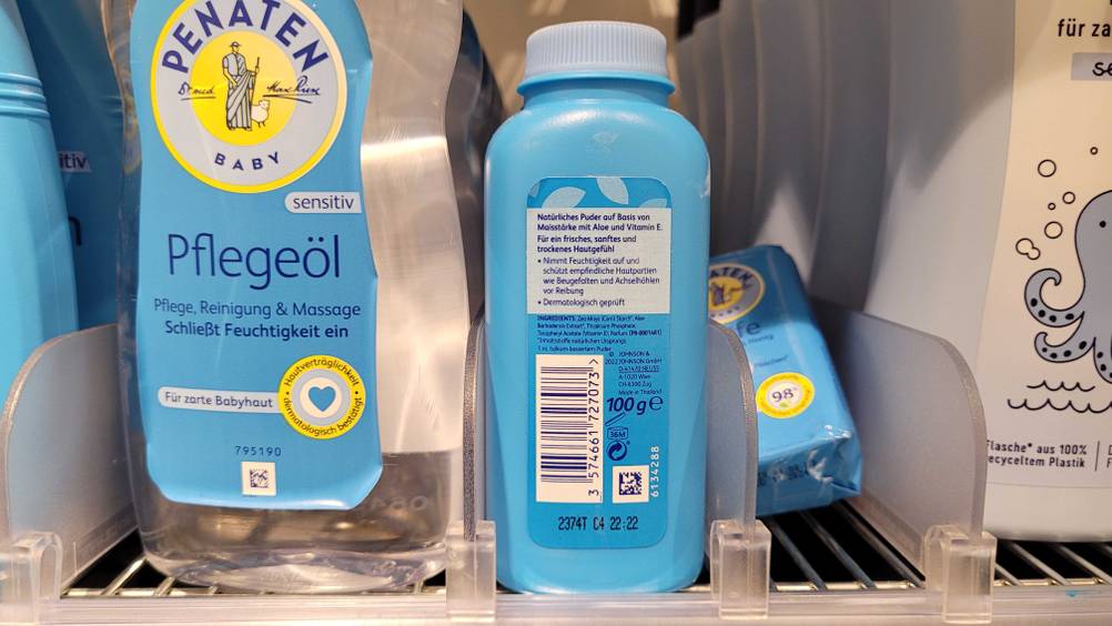 Ein getesteter Babypuder in einem Verkaufsregal mit der Rückseite nach vorne.