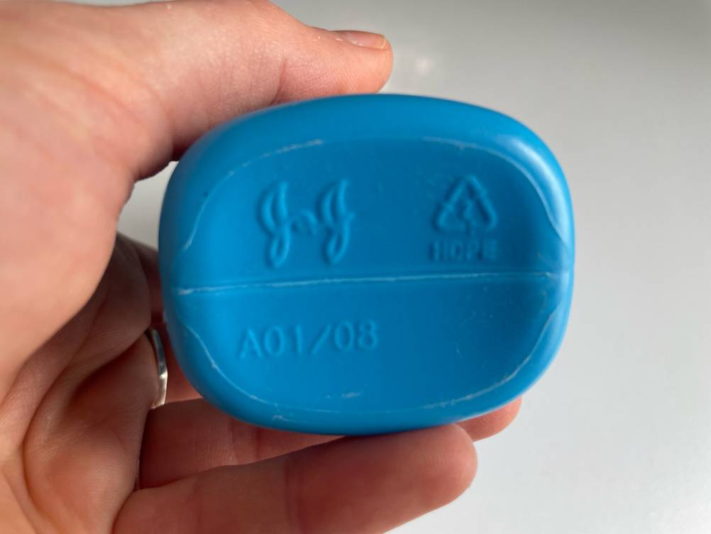 Babypuder-Test: Nahaufnahme des Bodens der Verpackung von einer Hand gehalten.