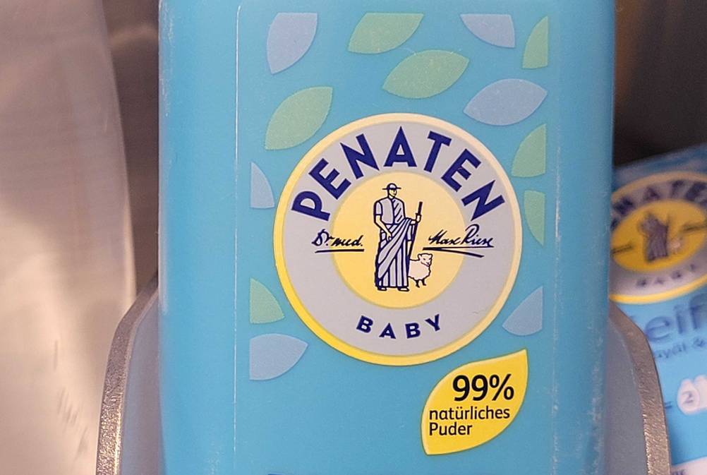 Babypuder im Test: Nahaufnahme des Logos auf der Verpackung.