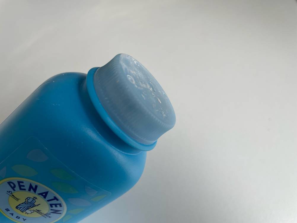 Babypuder getestet: Nahaufnahme des Streuers.