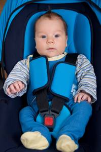 Baby liegt in der Babyschale