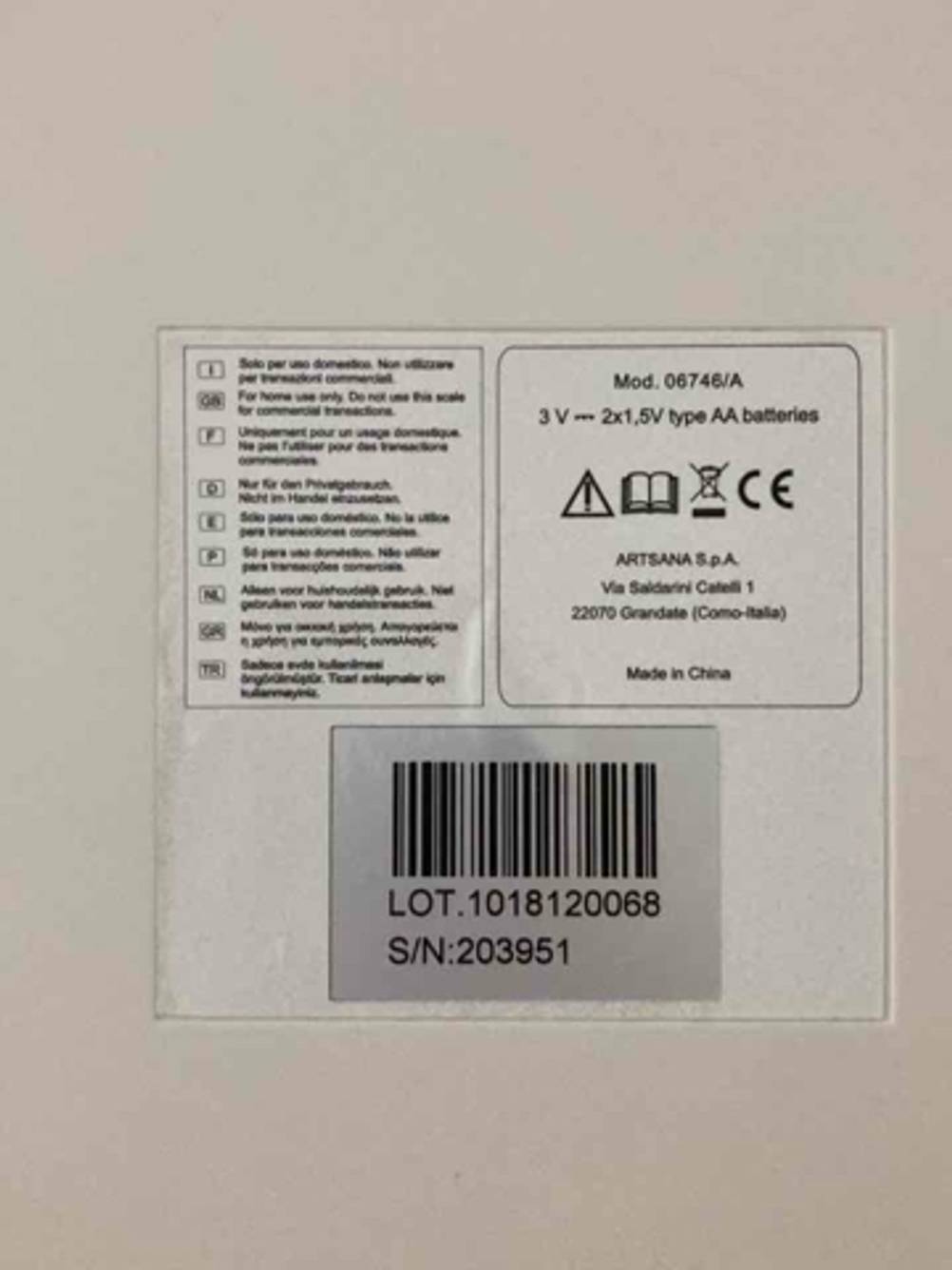 Nahaufnahme des Etiketts inklusive Produktangaben auf der Unterseite einer getesteten, weißen Babywaage.