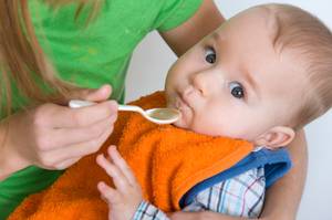 Beim Füttern mit Brei leistet eine Babywippe gute Dienste, wenn das Kind noch nicht selbständig sitzen kann.