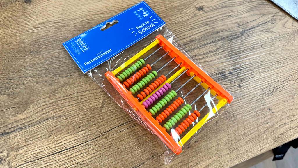 Nahansicht eines getesteten Rechenschiebers in durchsichtiger Plastikverpackung.