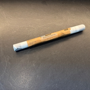 Die Backefix-Original-Backfolie liegt eingepackt auf einer Küchenarbeitsplatte