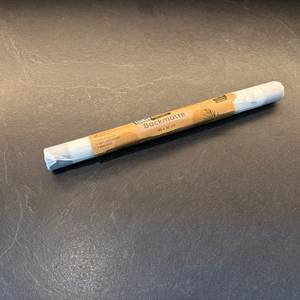 Die Backefix-Original-Backfolie liegt eingepackt auf einer Küchenarbeitsplatte