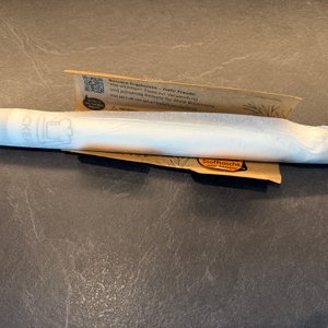 Die Backefix-Original-Backfolie liegt in ihrer Verpackung auf einer Küchenarbeitsplatte