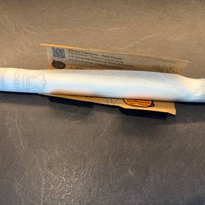 Die Backefix-Original-Backfolie liegt in ihrer Verpackung auf einer Küchenarbeitsplatte