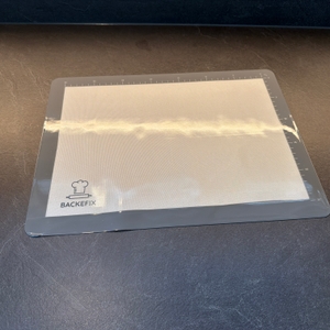 Die Backefix-Original-Backfolie liegt auf einer Küchenarbeitsplatte