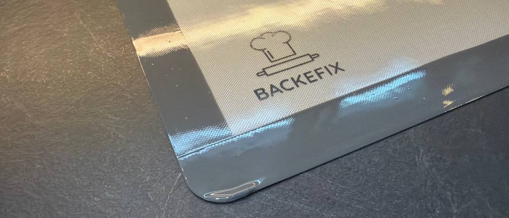 Ein kleiner Produktionsfehler an einer Ecke von der Backefix-Original-Backfolie