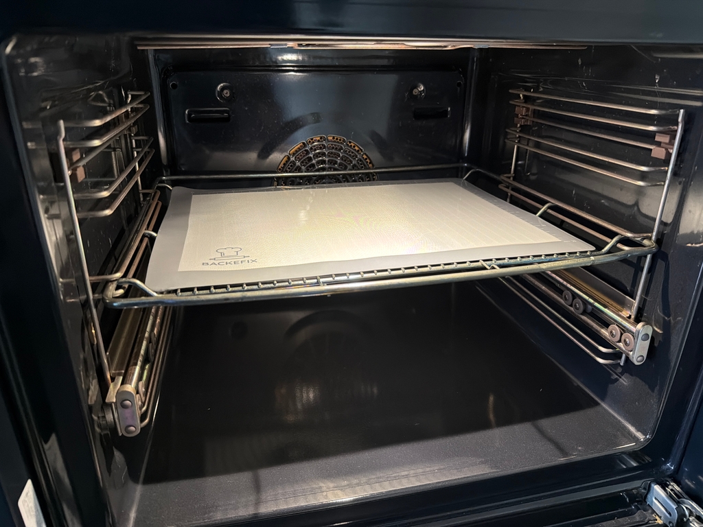 Die Backefix-Original-Backfolie liegt auf einem Gitter im Backofen.