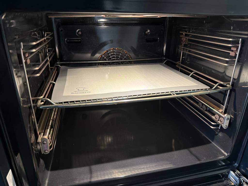 Die Backefix-Original-Backfolie liegt auf einem Gitter im Backofen.