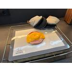 Ofenhandschuhe und ein fertiges Toast Hawaii liegen auf der Backefix-Original-Backfolie