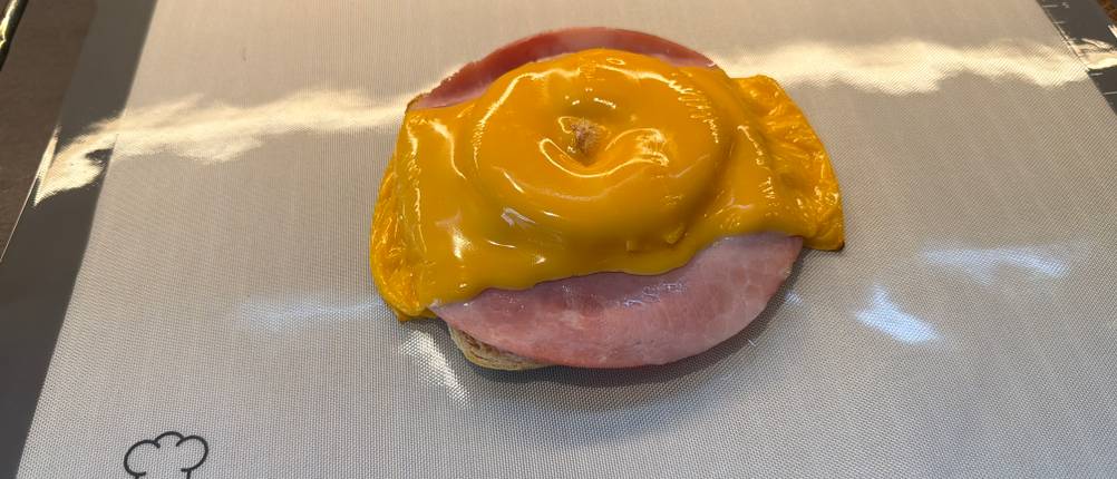 Ein fertiges Toast Hawaii liegt auf der Backefix-Original-Backfolie